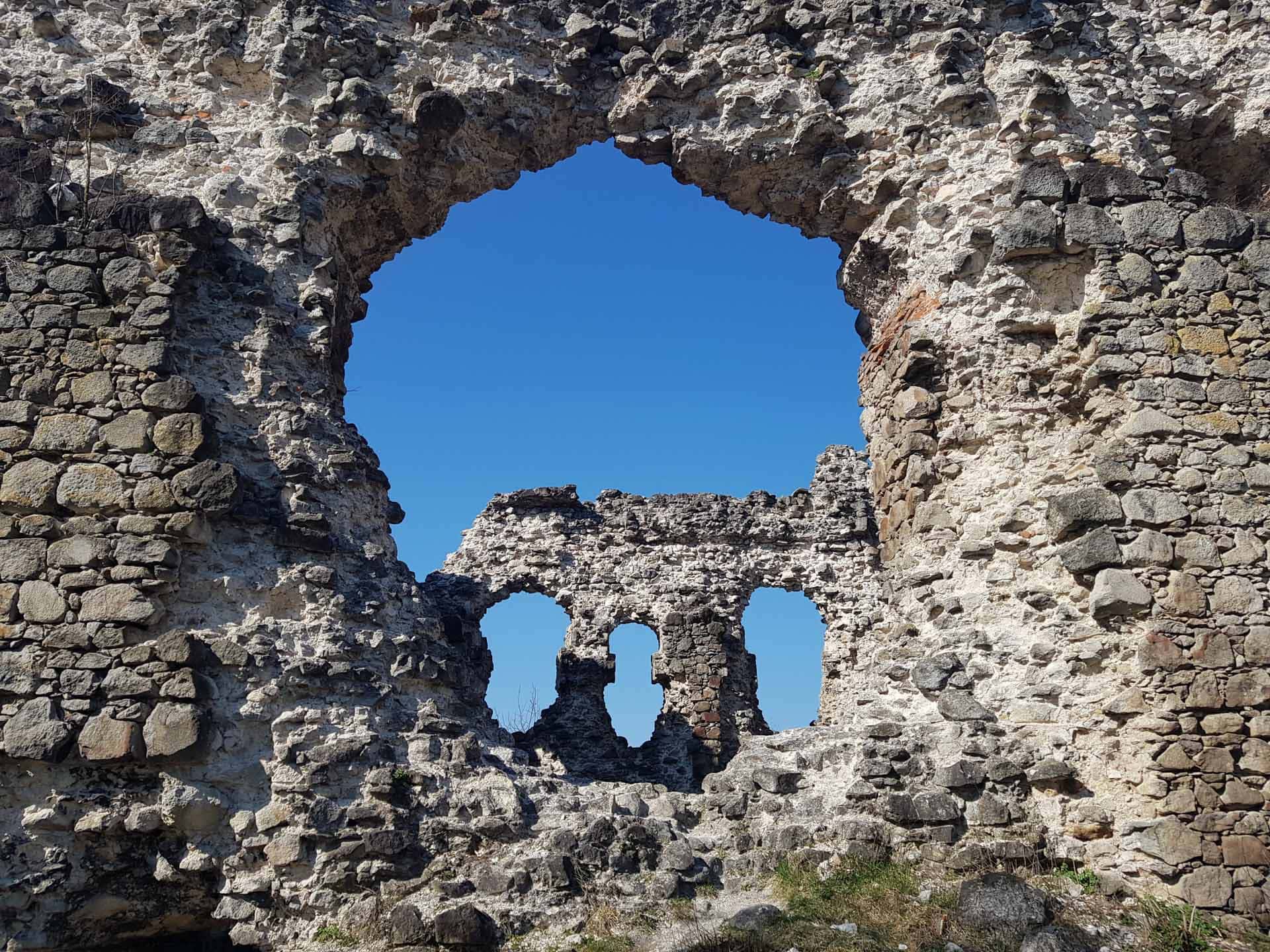 Середнянський замок - тамплієрська твердиня в Середньому | Karpatium